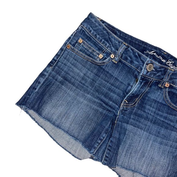 American Eagle AEO Distressed Raw Hem Dark Wash Stretch Shorts Womens 6 - Picture 2 of 7